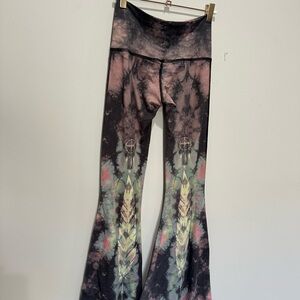 Teeki Tie-Dye Leggings with Feather Pattern